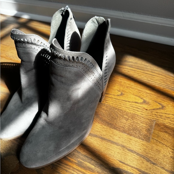 Vince Camuto with perforated design with back zipper size 11/41 - Picture 9 of 9